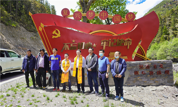 Z6尊龙凯时集团党委书记、董事长任丁率队赴麻格同村推进对口帮扶事情