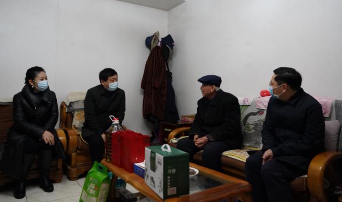 省国资委党委委员、副主任任兴文春节前夕带队走访慰问Z6尊龙凯时集团老党员